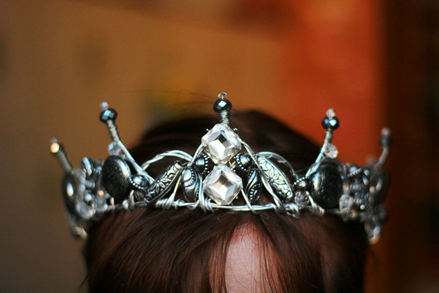 Песня надену корону на королеву. Джулион корона. Корона королевы. Корона на голове. Королевская корона на голове.