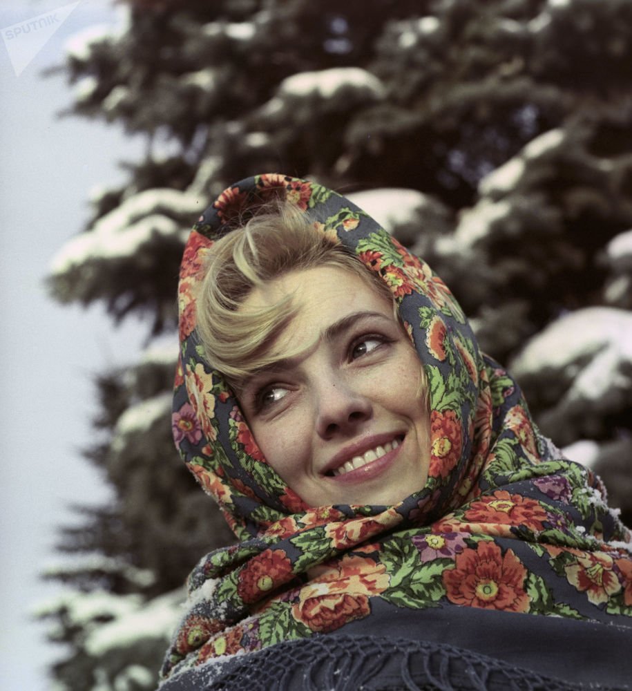 Советская женщина в платке