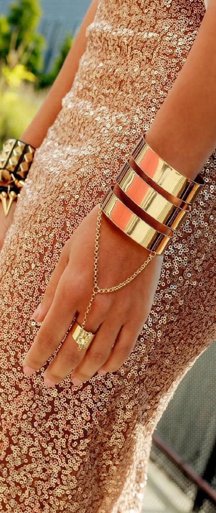 Золотые браслеты на обеих руках