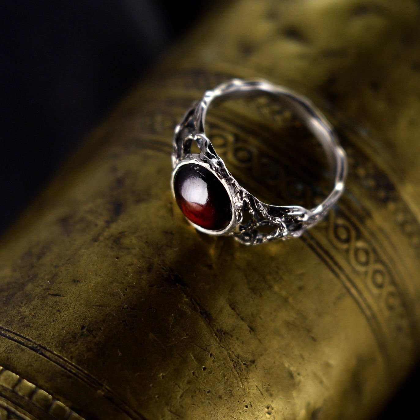 Кольцо миллера. Mellerio кольцо. Мужское кольцо с кабошоном. Мужской перстень с кабошоном. Серебряные кольца с кабошоном.