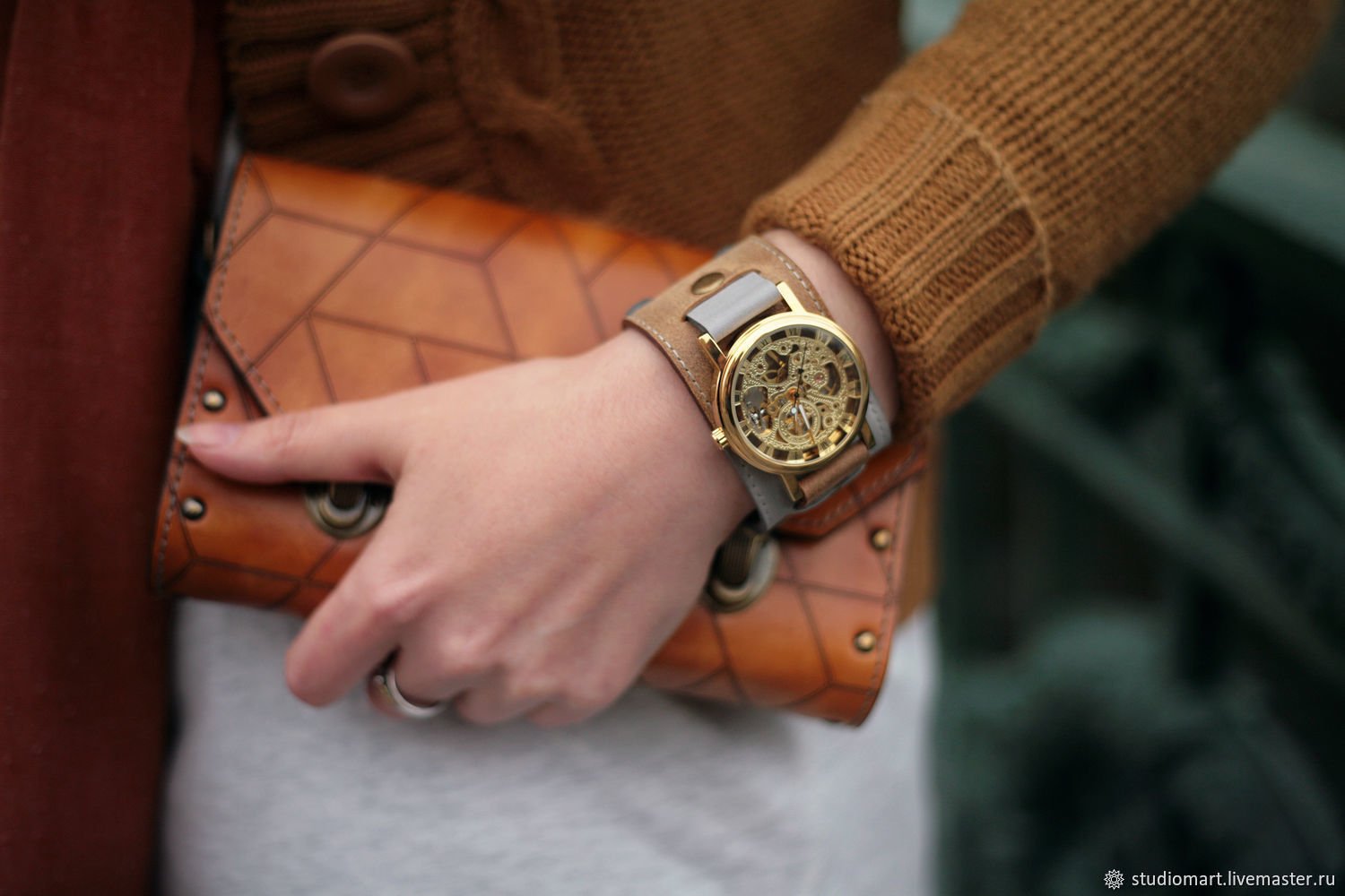 Стильные женские часы с широким браслетом - выбор модных аксессуаров
