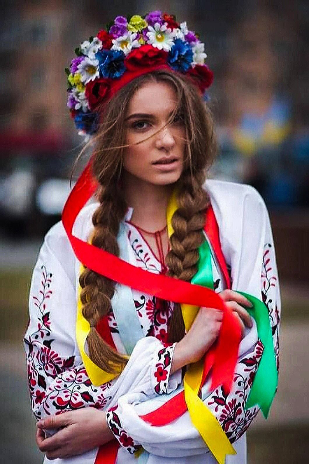 Девушка в Славянском костюме