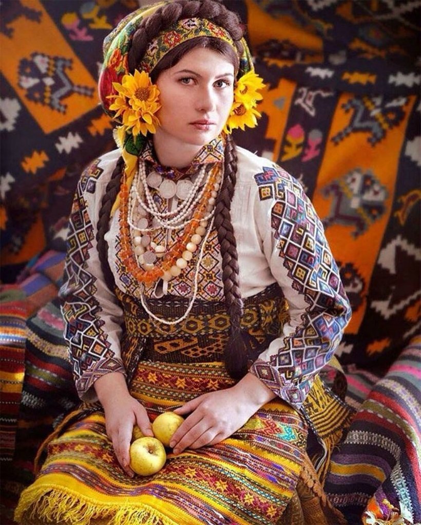 Красивая Украинка в венке