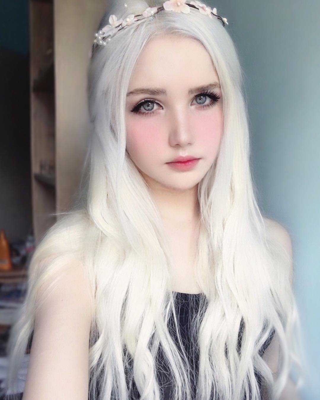 White hair girl. Анастасия Юдина беловолосая. Айси Тенши. Девушка с билымиволосами. Девушка с белоснежными волосами.