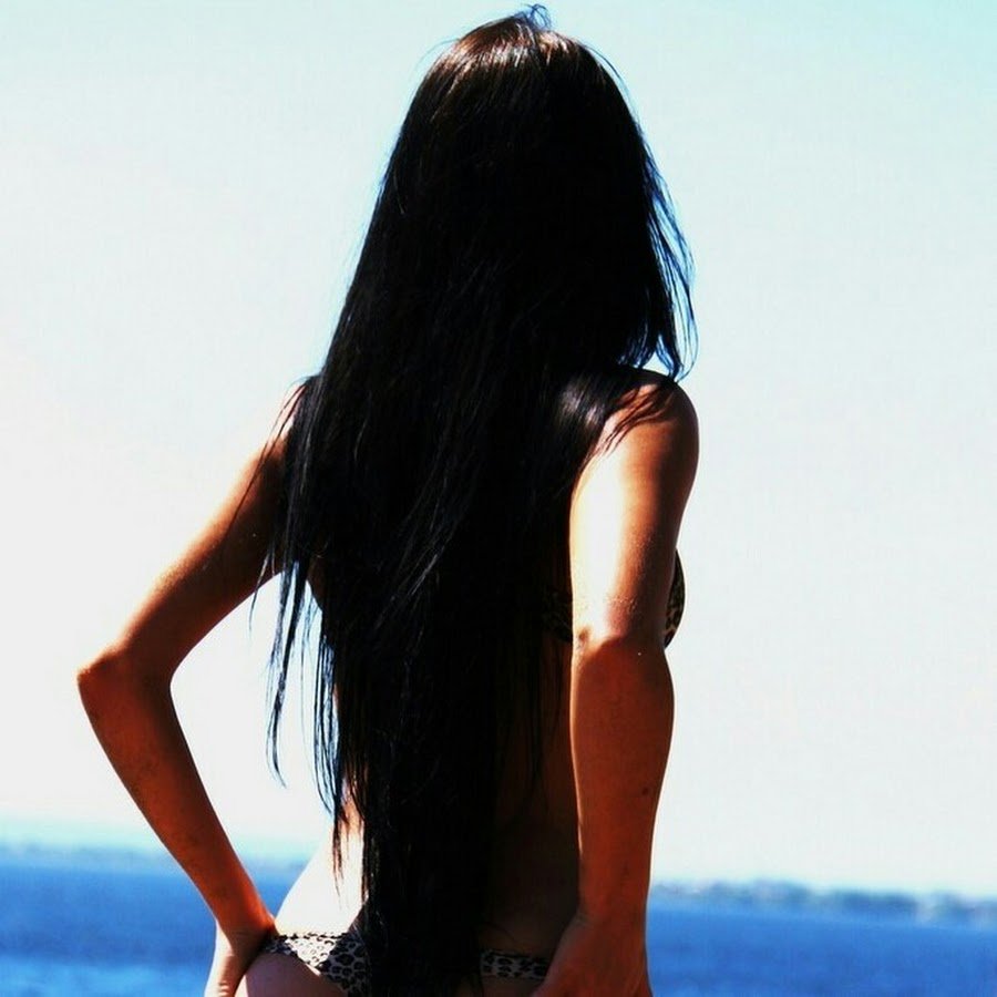 Фото черноволосой девушки со спины