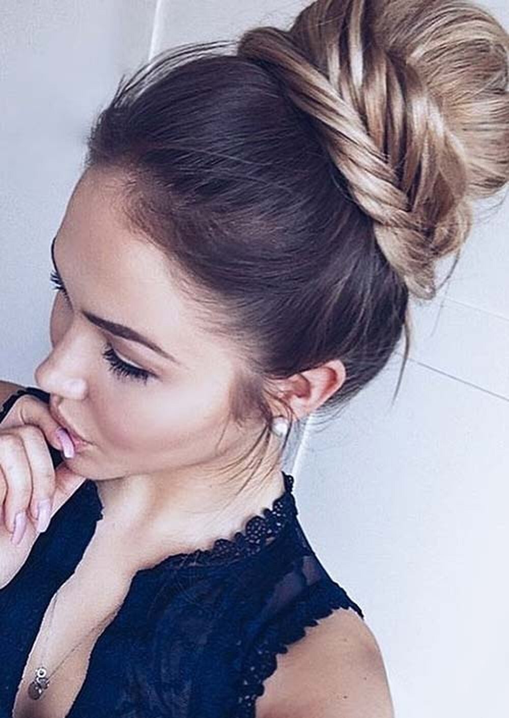 Прическа messy bun