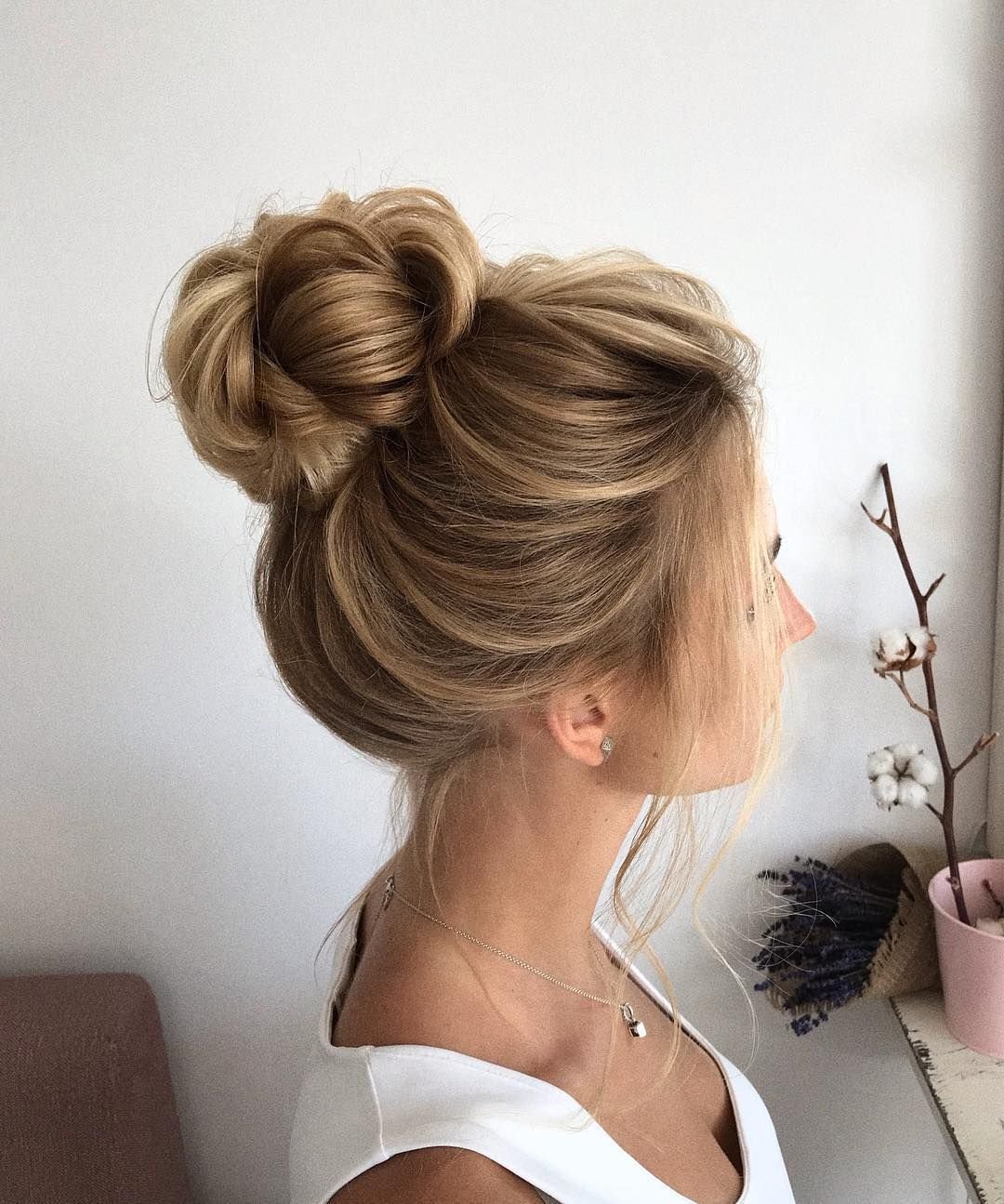 Прическа messy bun