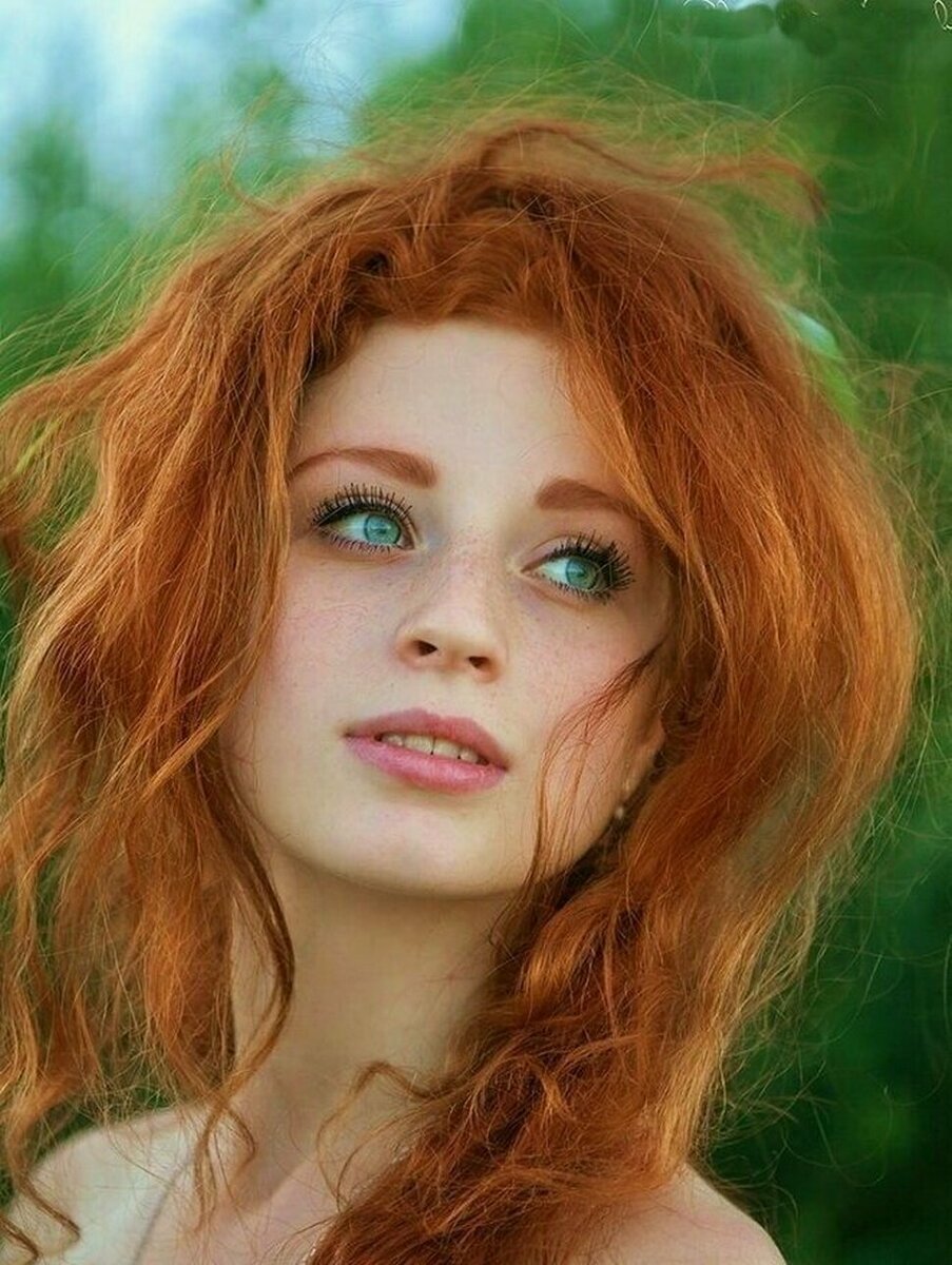 Рыжая девушка с зелеными глазами фото
