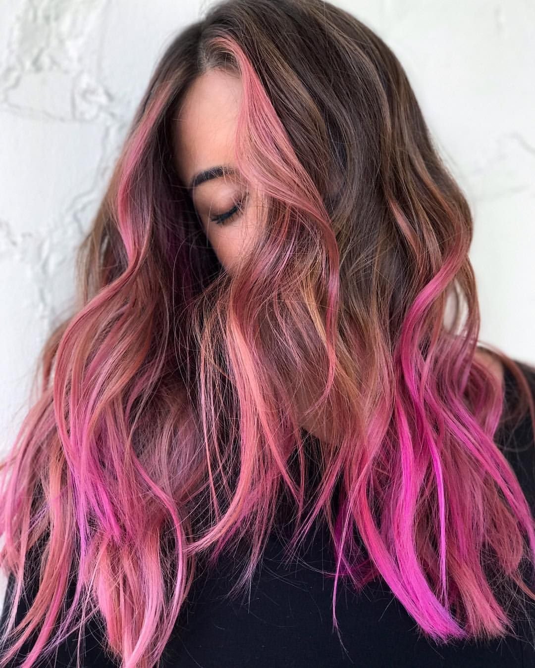 Каким цветом можно покрасить русые волосы. Розовые пряди. Розовая пряжа. Розовое мелирование. Розовое мелирование на темные волосы.