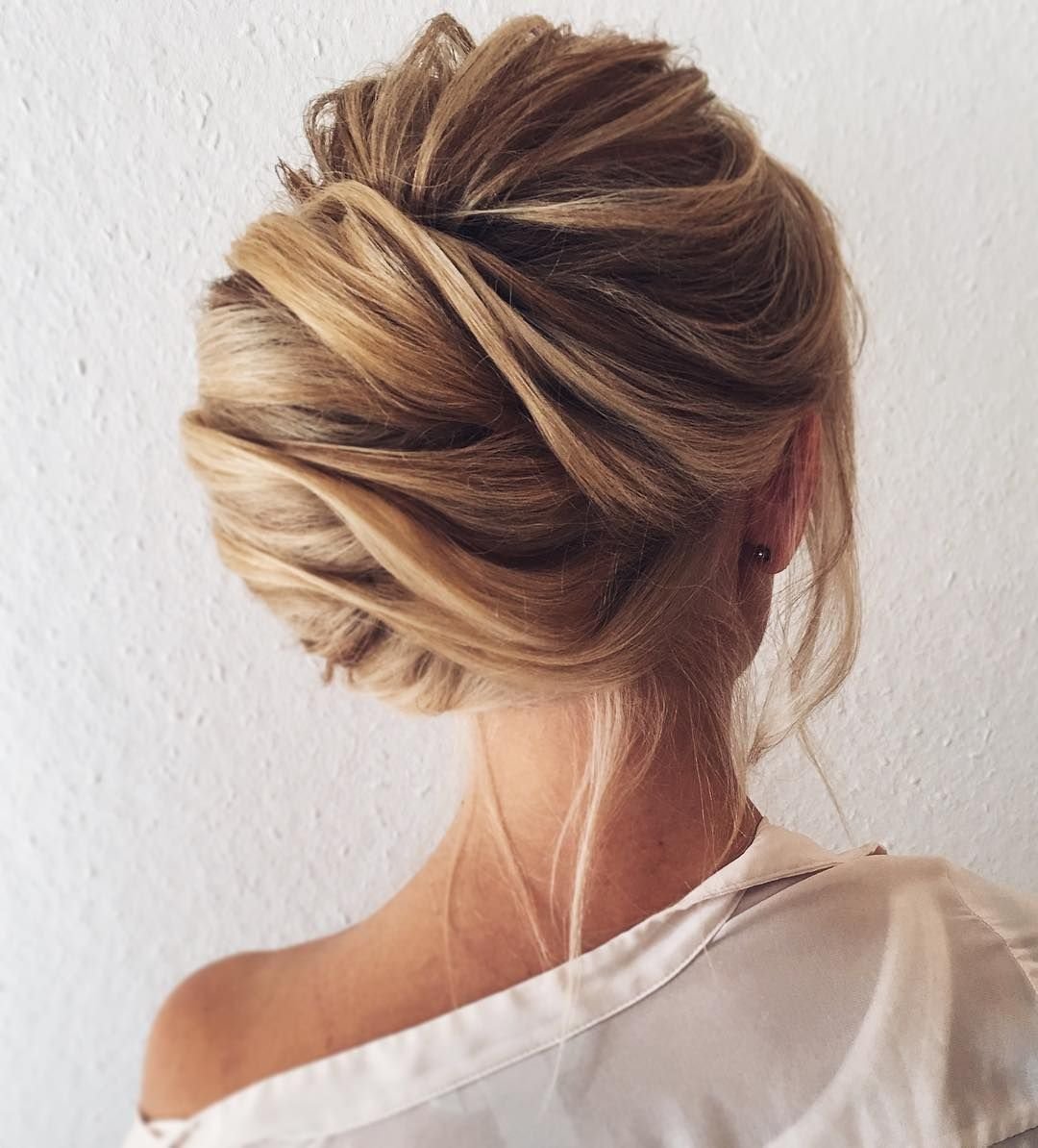 Прическа messy bun