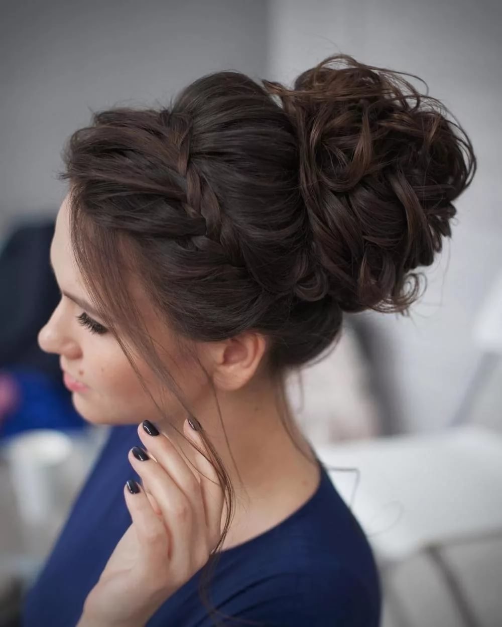 Прическа messy bun