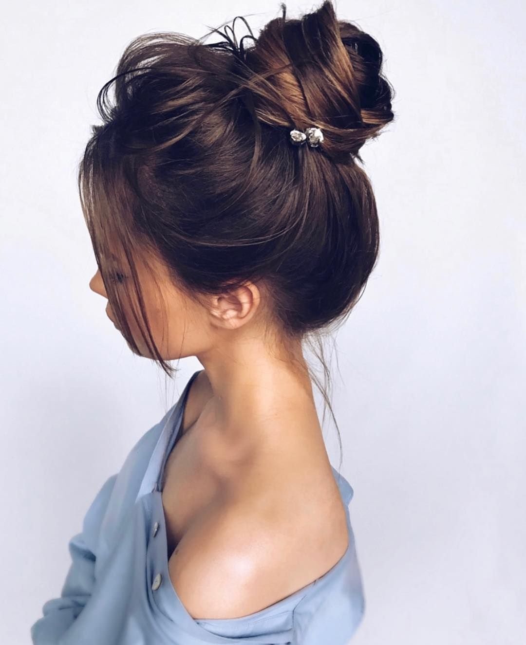 Красивый пучок. Пучок Элисон Рэй. Прическа messy bun. Красивый пучок на голове.