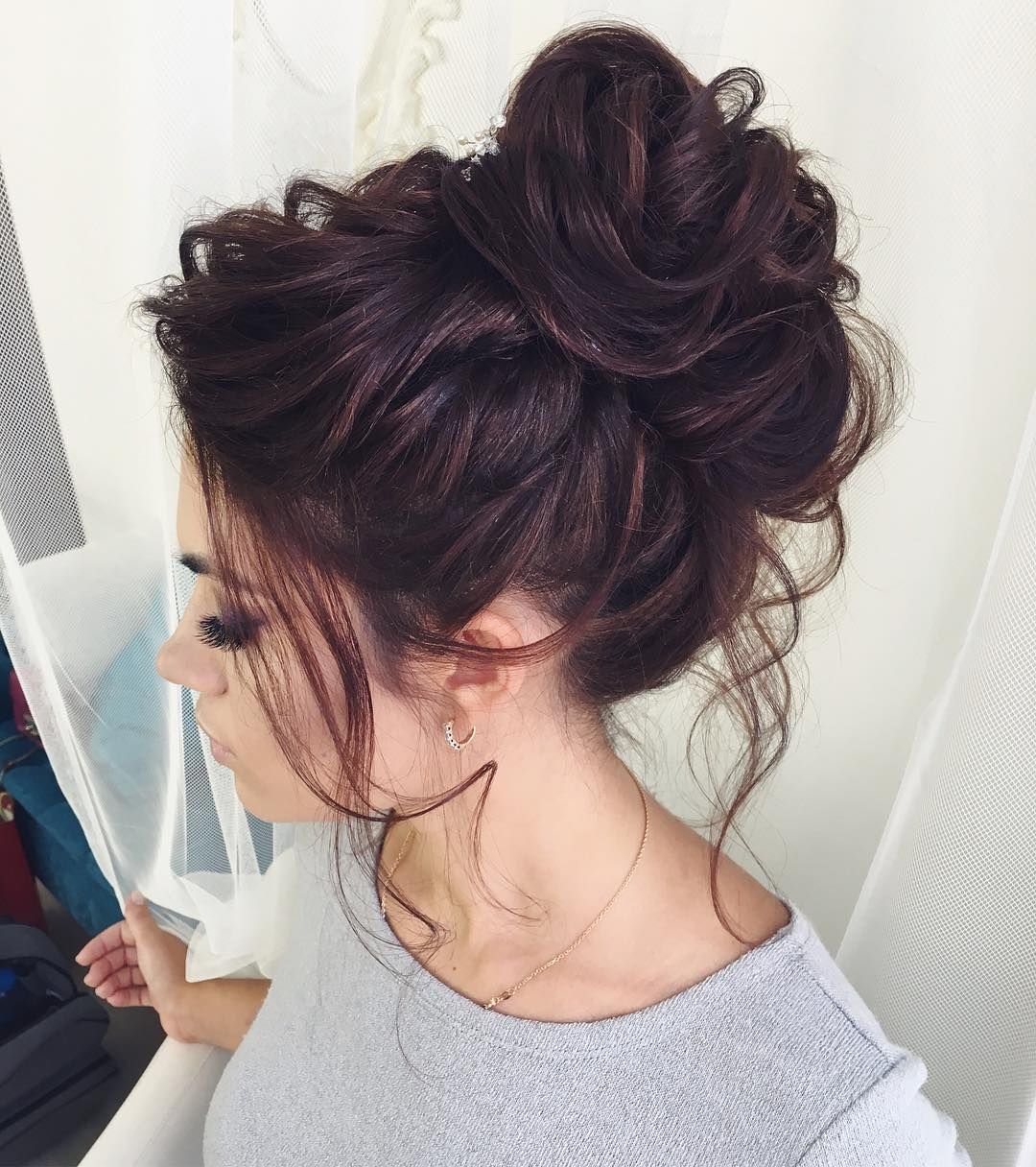Прическа messy bun