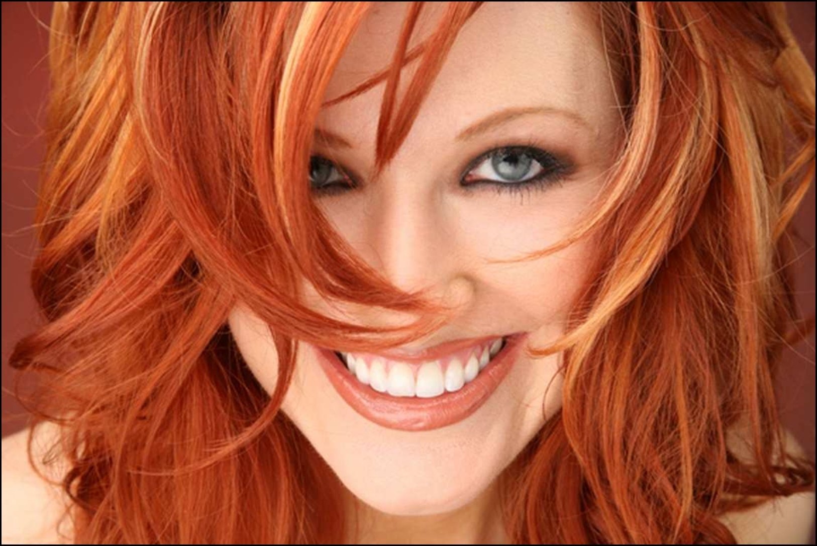 Мелирование рыжих волос светлыми прядями фото