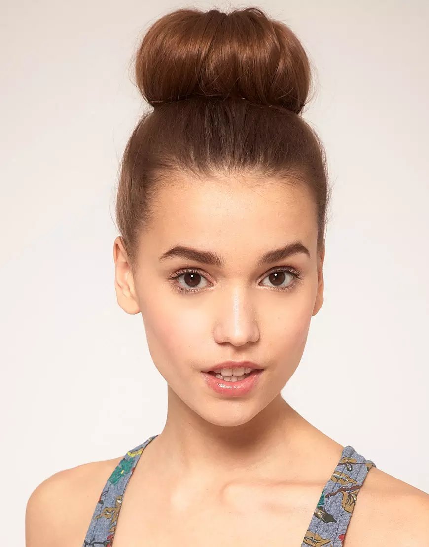 Прическа messy bun