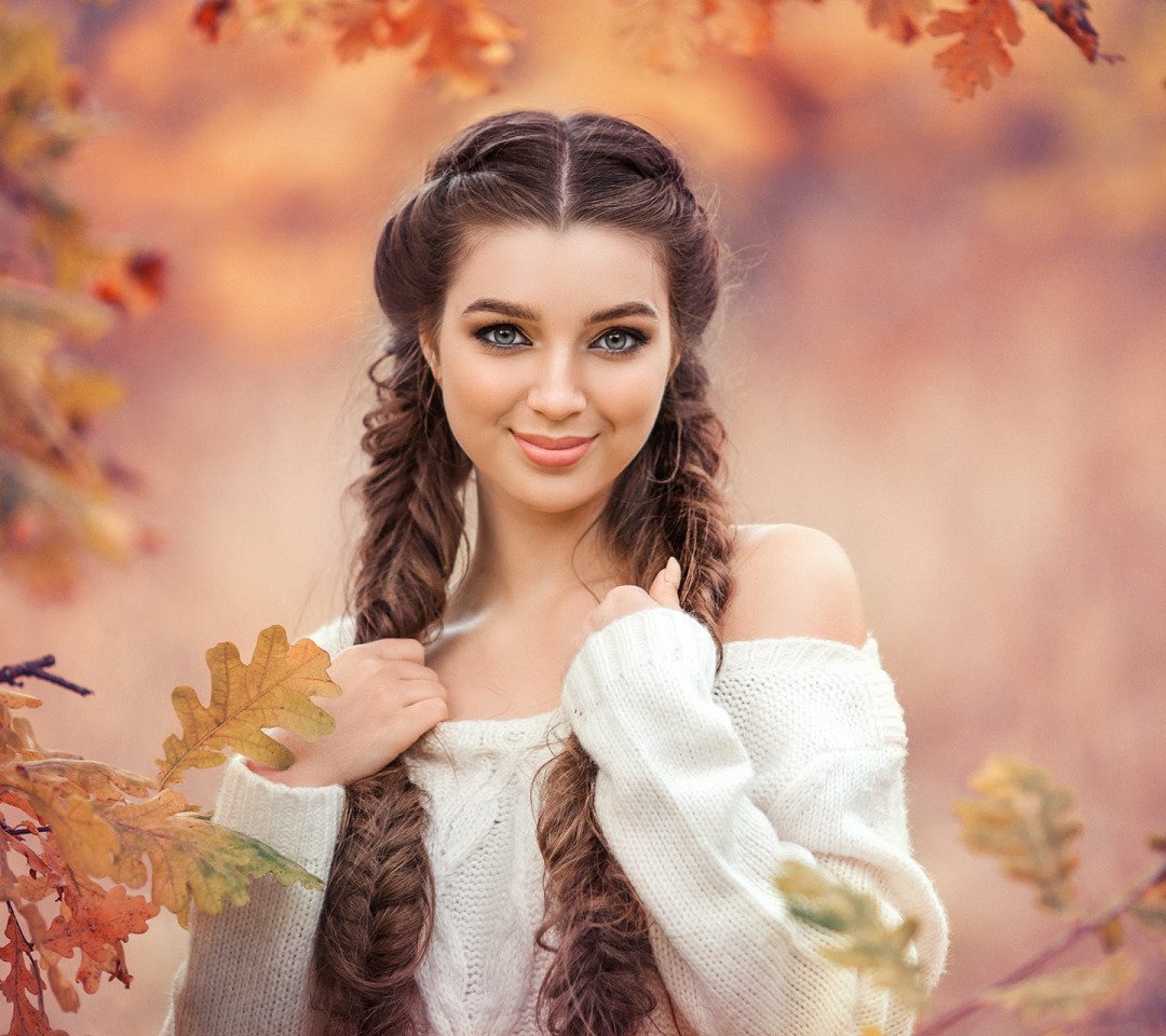 Шатенка с косичками