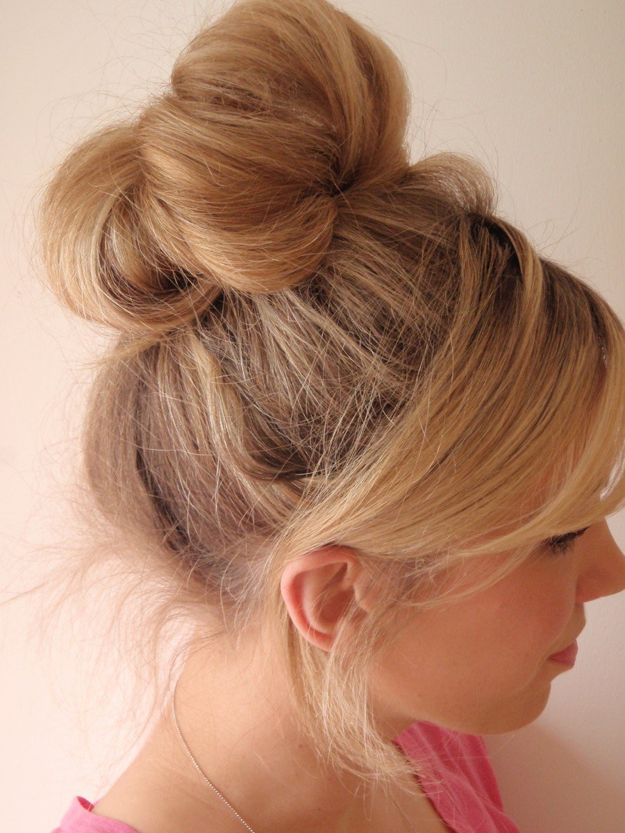 Прическа messy bun