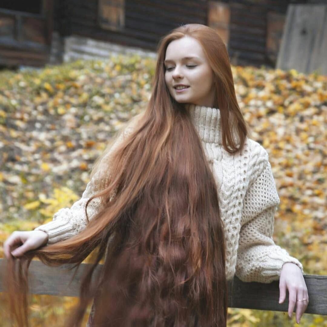 Счастливая девушка с длинными волосами