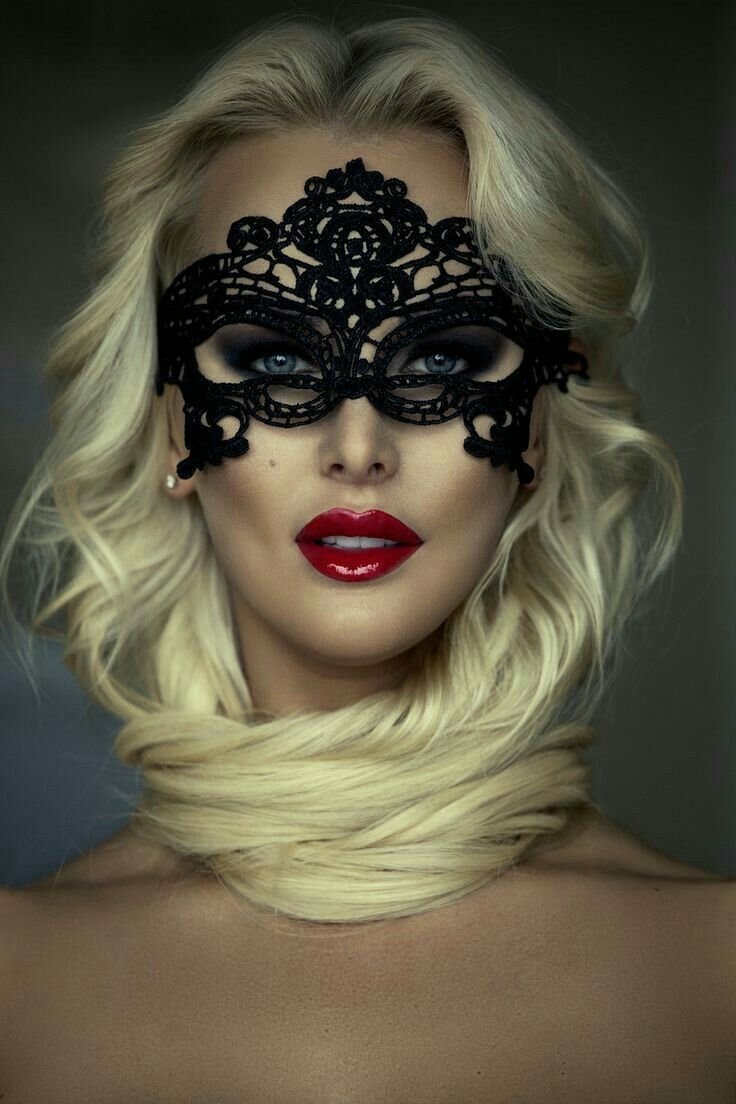 Женщина в маске фото