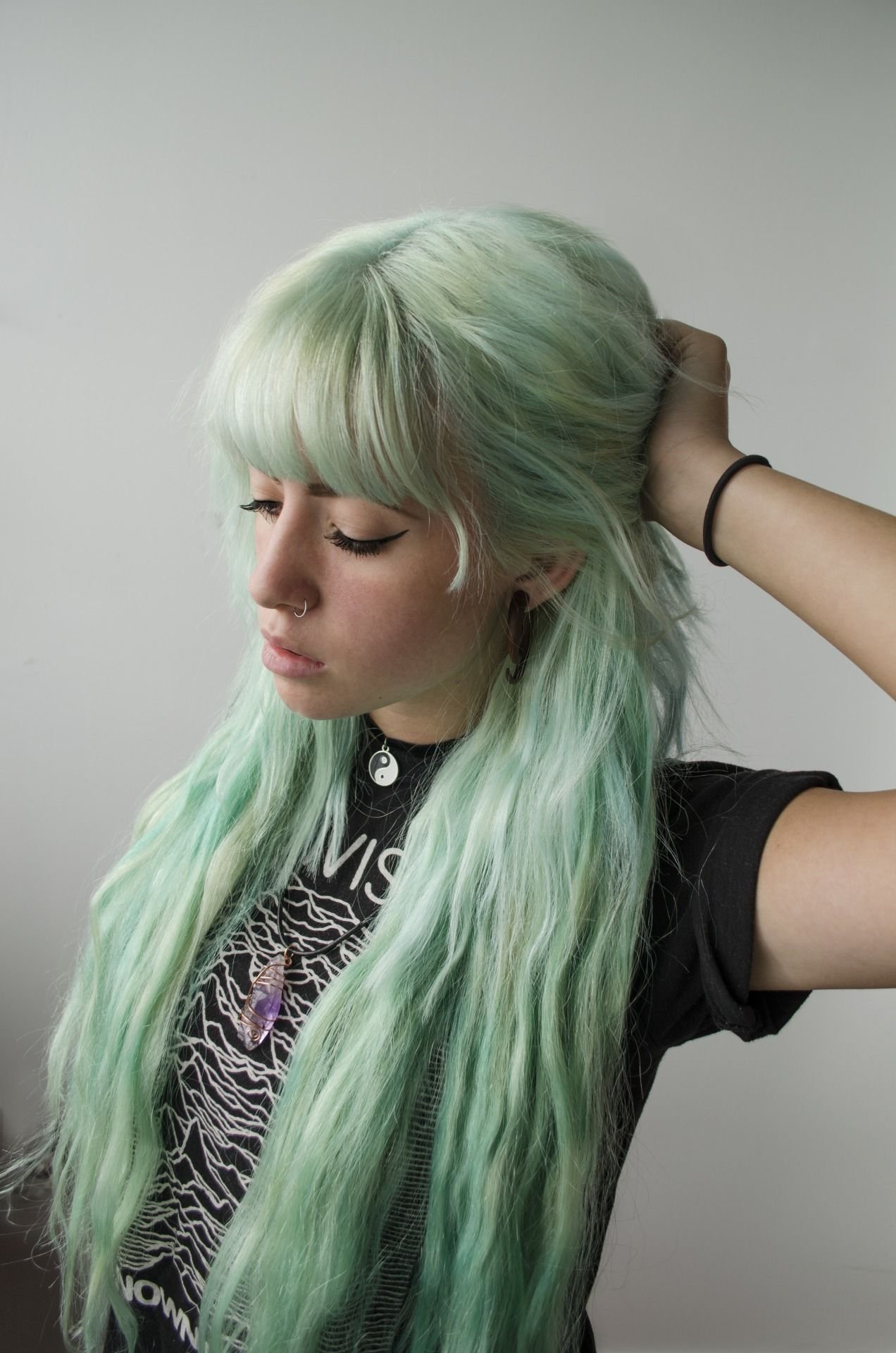 Пепельно зеленые волосы. Зеленые волосы. Светло зеленые волосы. Пастельно зеленые волосы. Пастельно зеленый цвет волос.