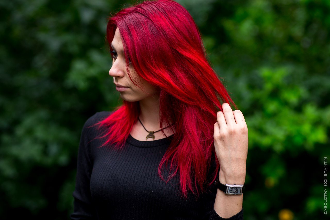Девушка с красными волосами фото