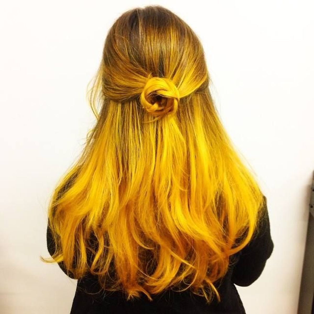 Длинные желтые волосы. Желтые пряди. Причёска с жёлтыми волосами. Желтый цвет волос. Желтый оттенок волос.