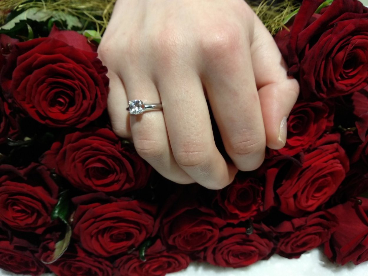 Предложение с кольцом и цветами