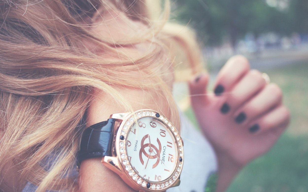 Часы на руке девушки