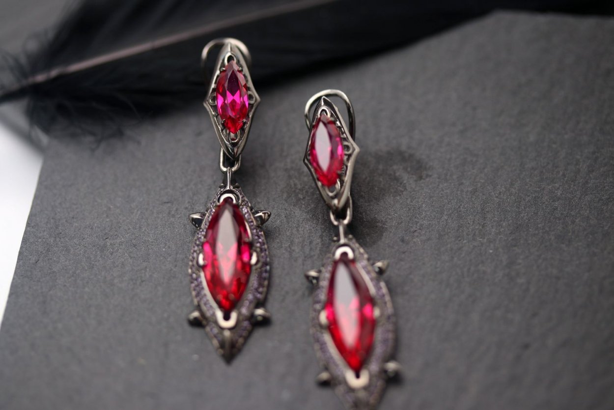 Серебряные серьги с Корунд рубином