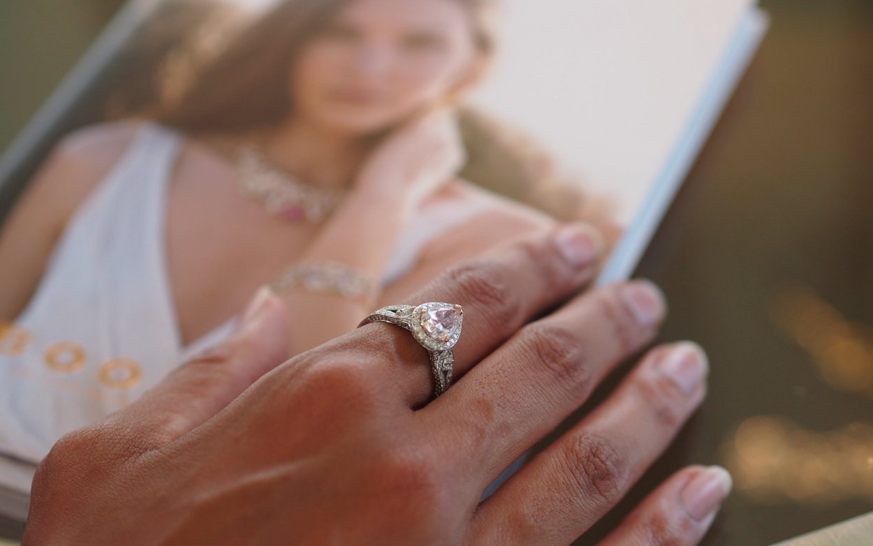 Обручальное кольцо на руке девушки