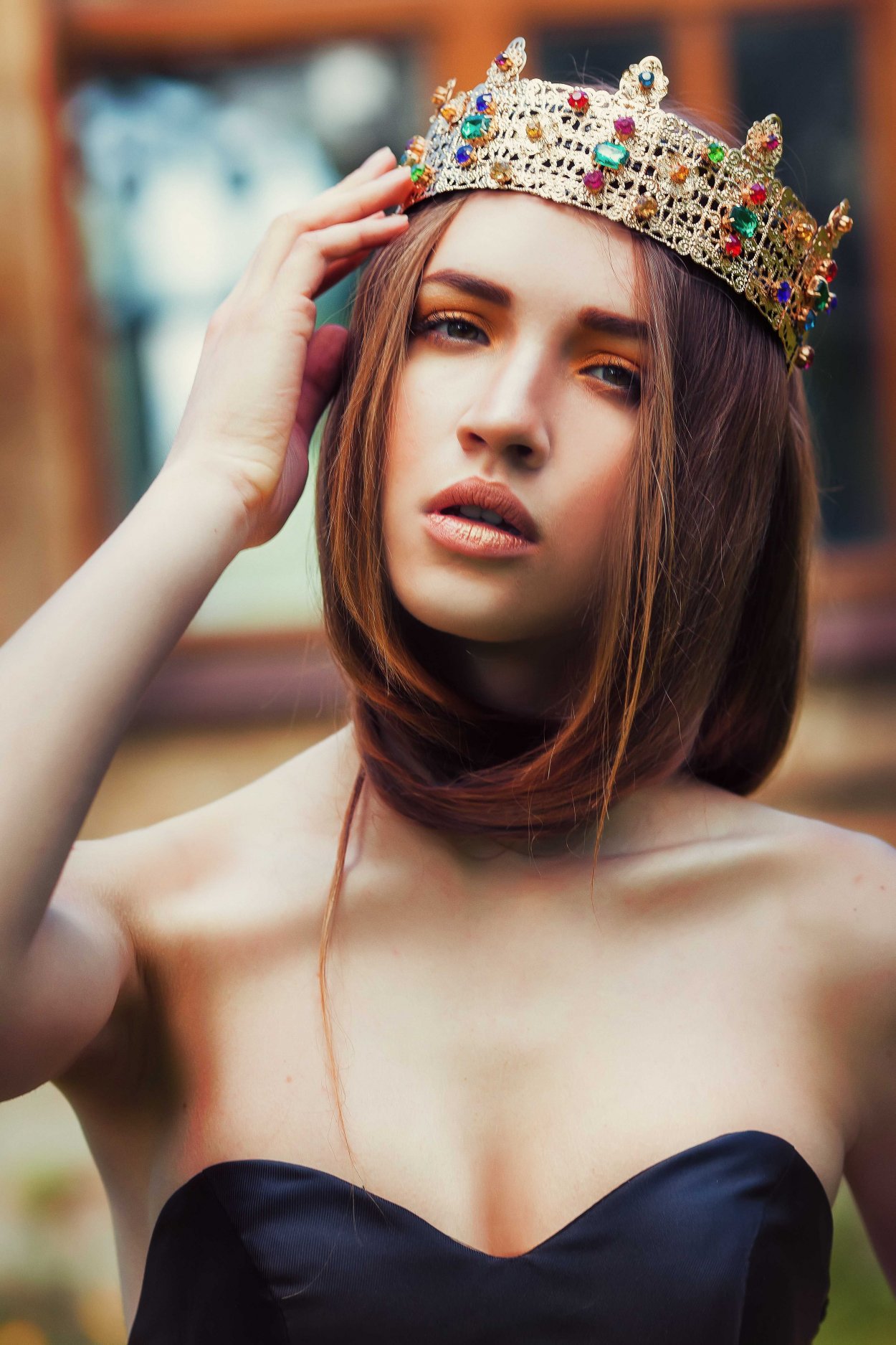 Красивая девушка в короне