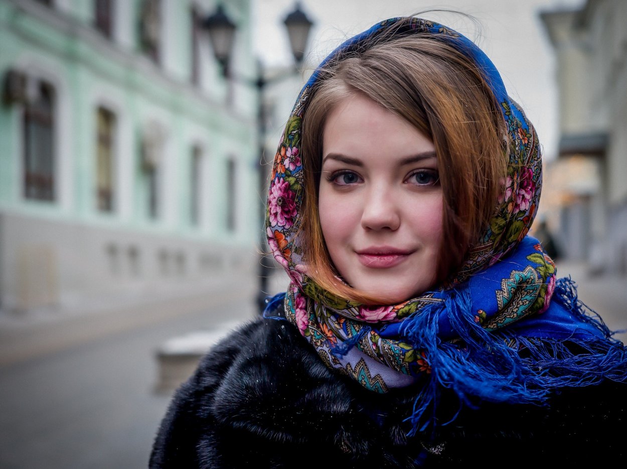 Девушка в платке