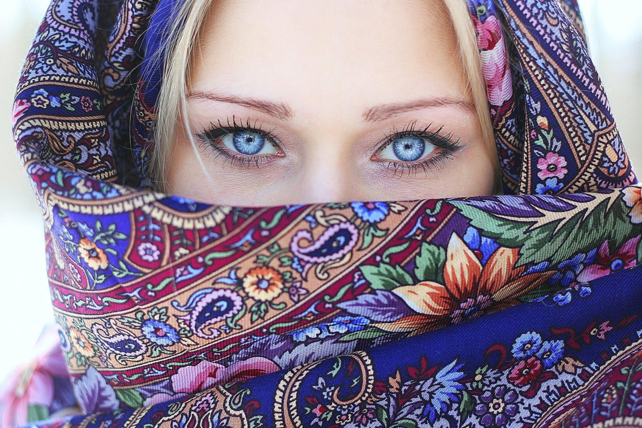 Женщина в платке