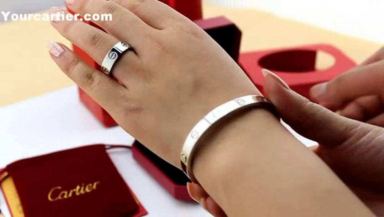 Cartier браслет на прозрачном фоне