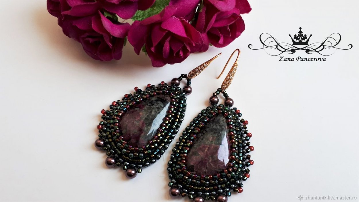 Серьги из бисера на девушке