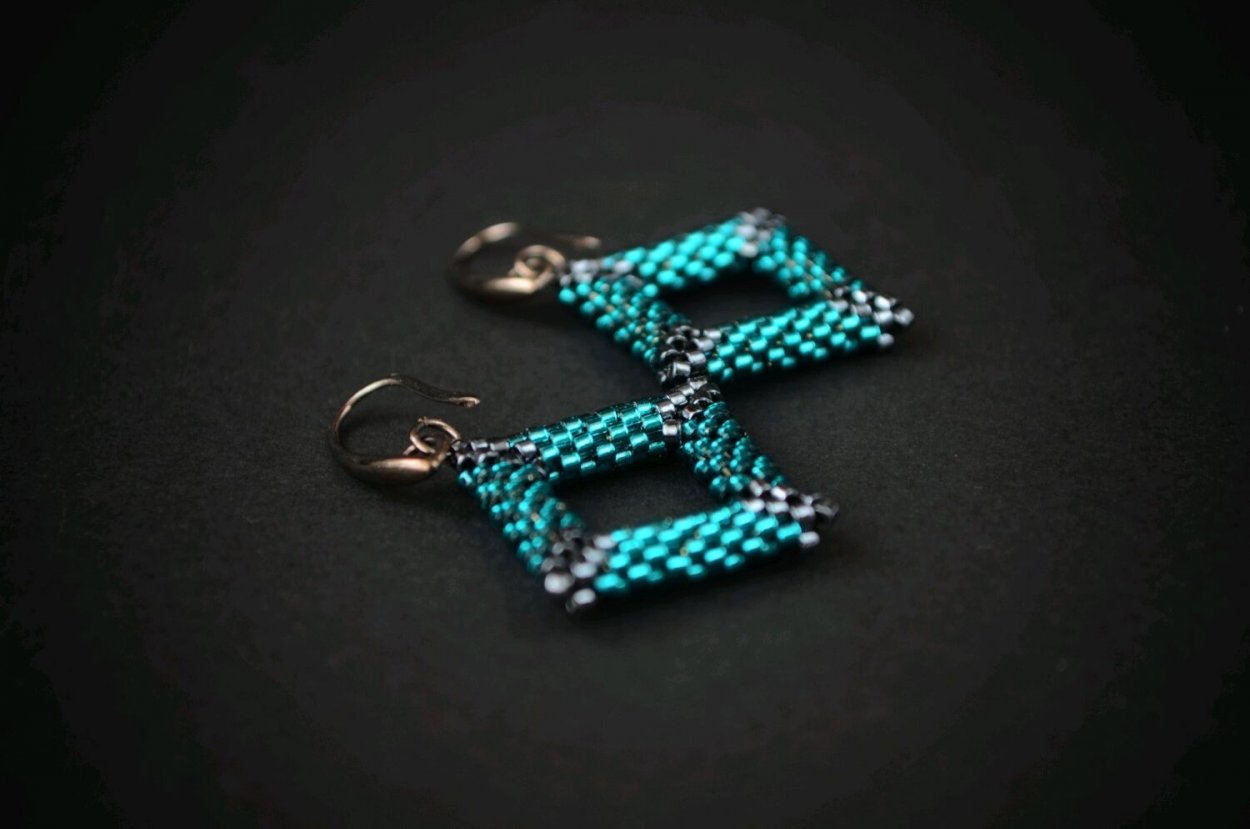 Серьги ромбы из бисера
