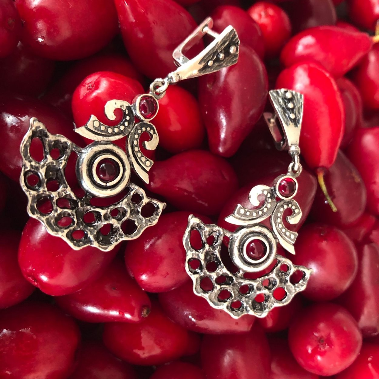 Серебряные украшения комплекты с гранатом