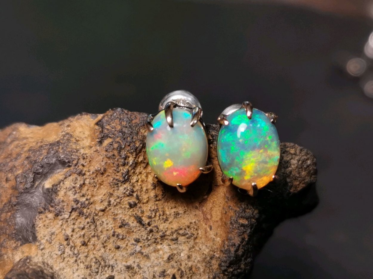 Серьги с опалом в золоте 585