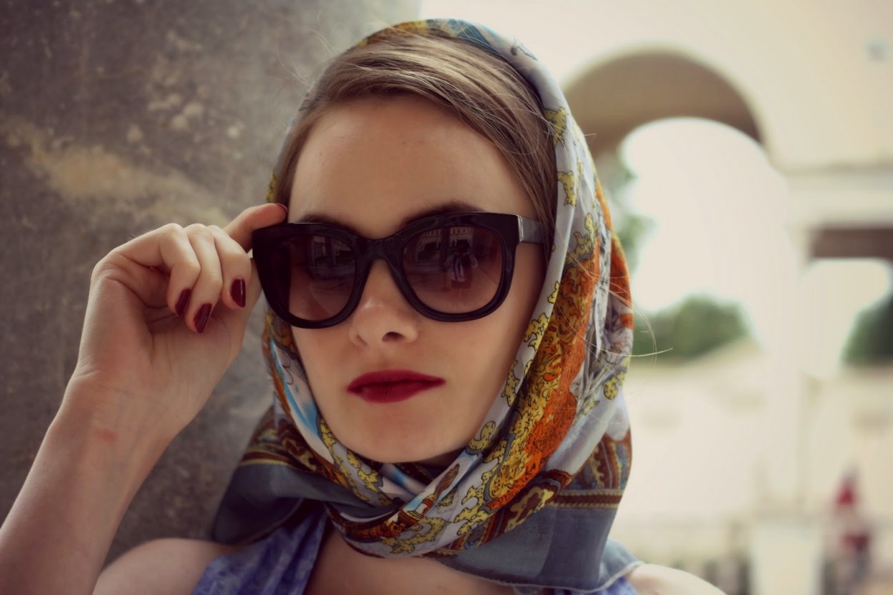 Женщина в платке и очках