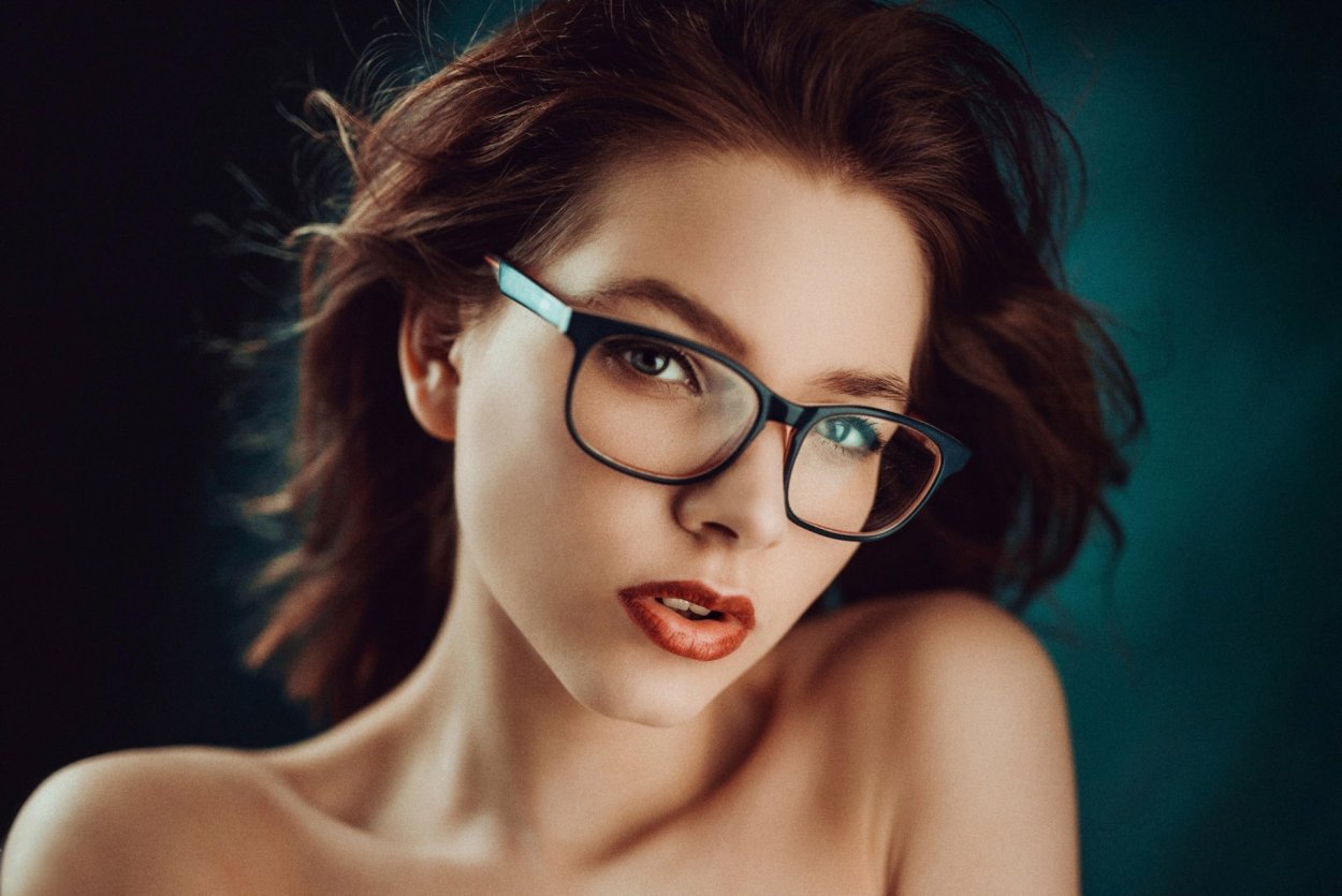 Красивые девушки в очках