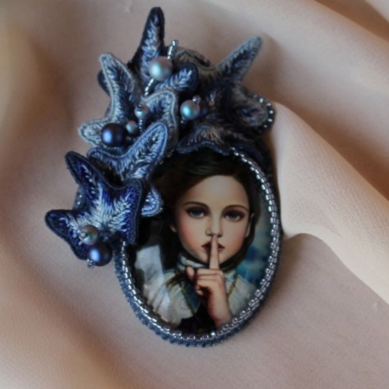 Серебряная брошь