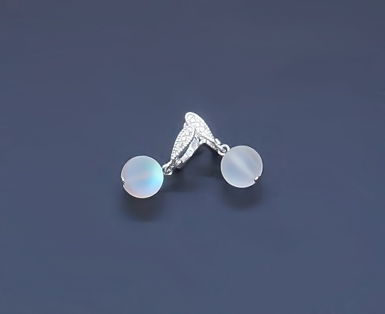 Серебряные серьги висячие с лунным камнем