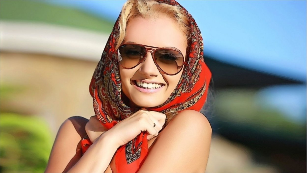 Девушка в платке летом