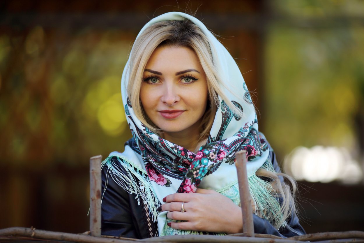Красивая девушка в платке