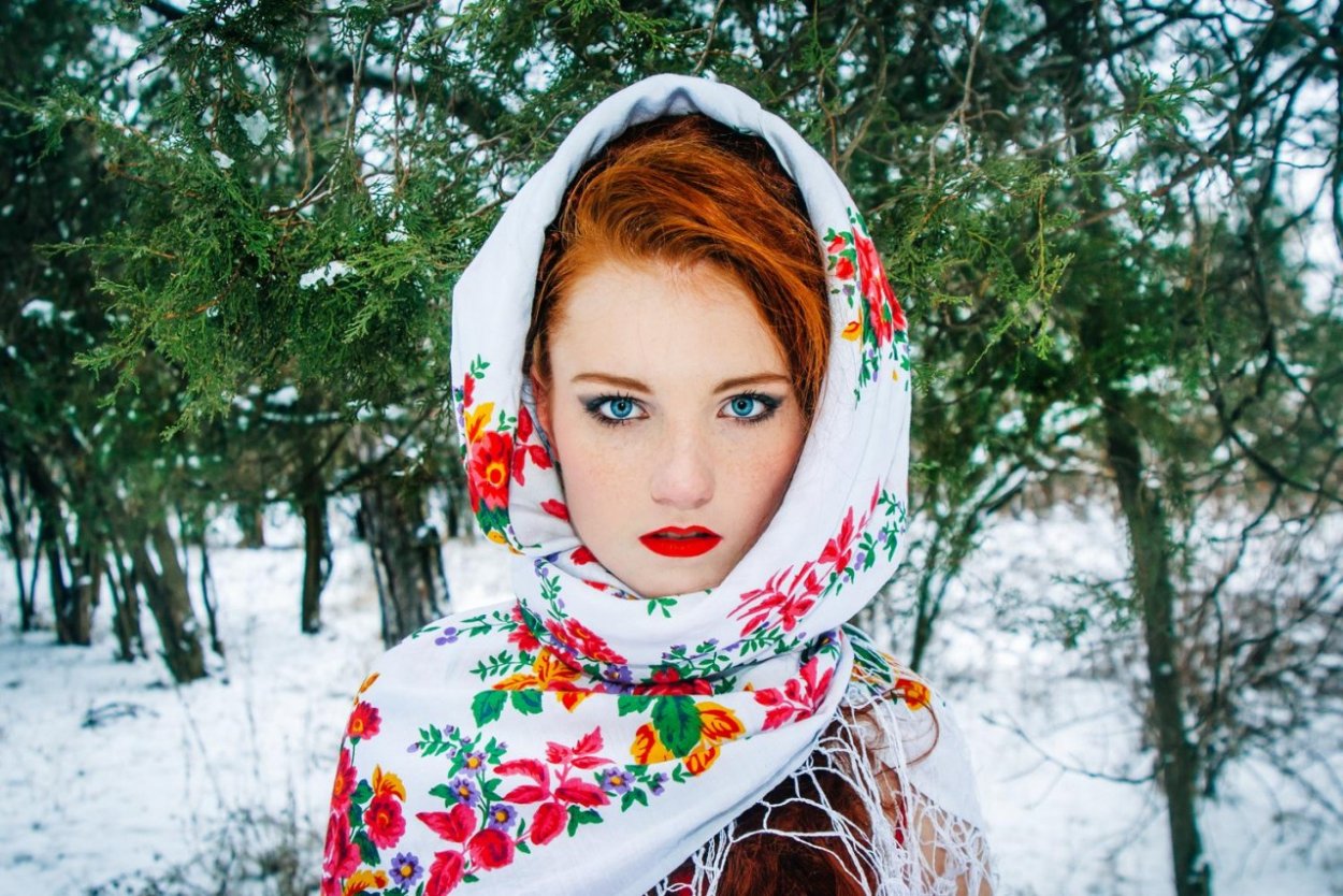 Девушка в платке