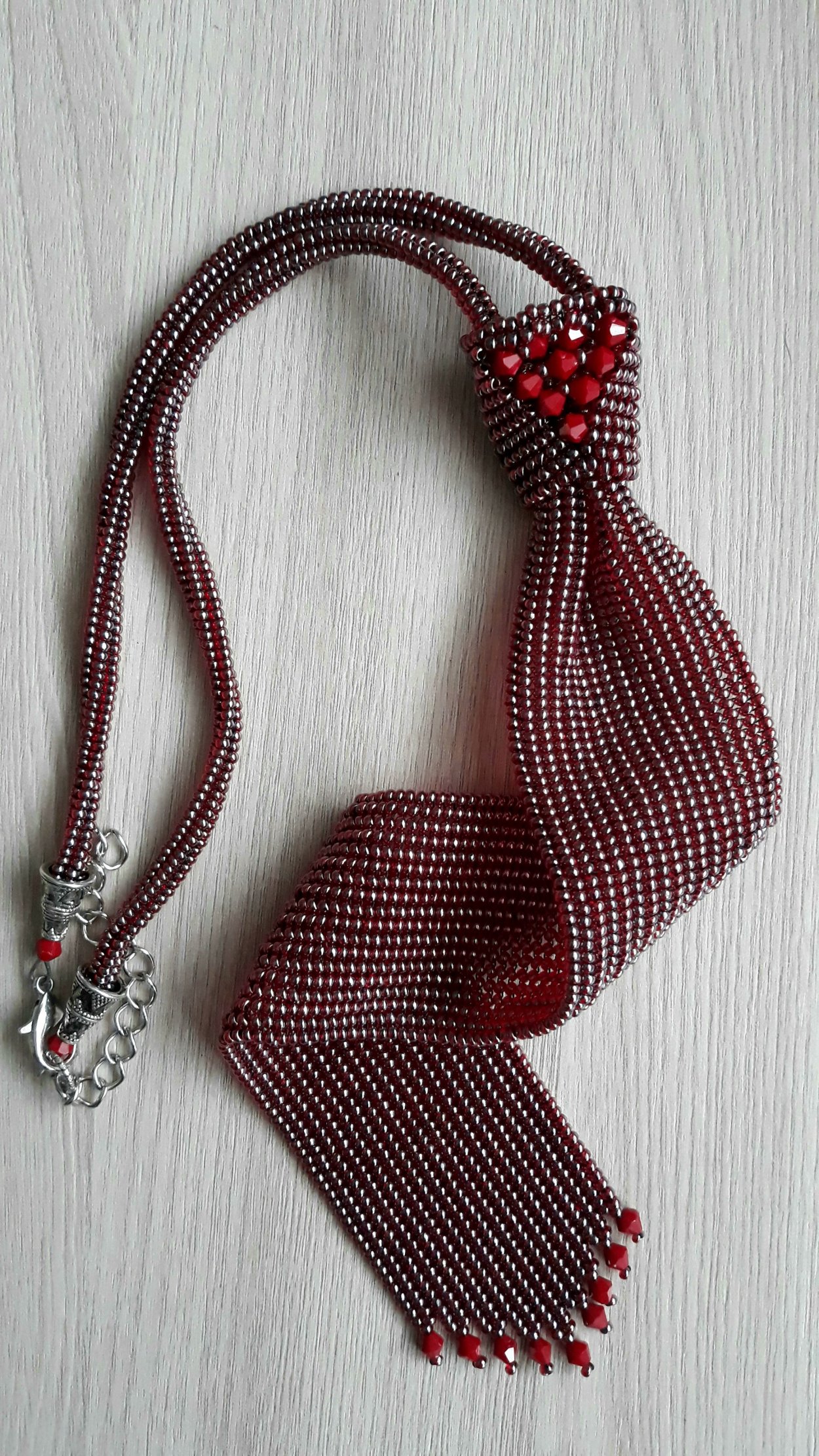 Брошка из бисера корона