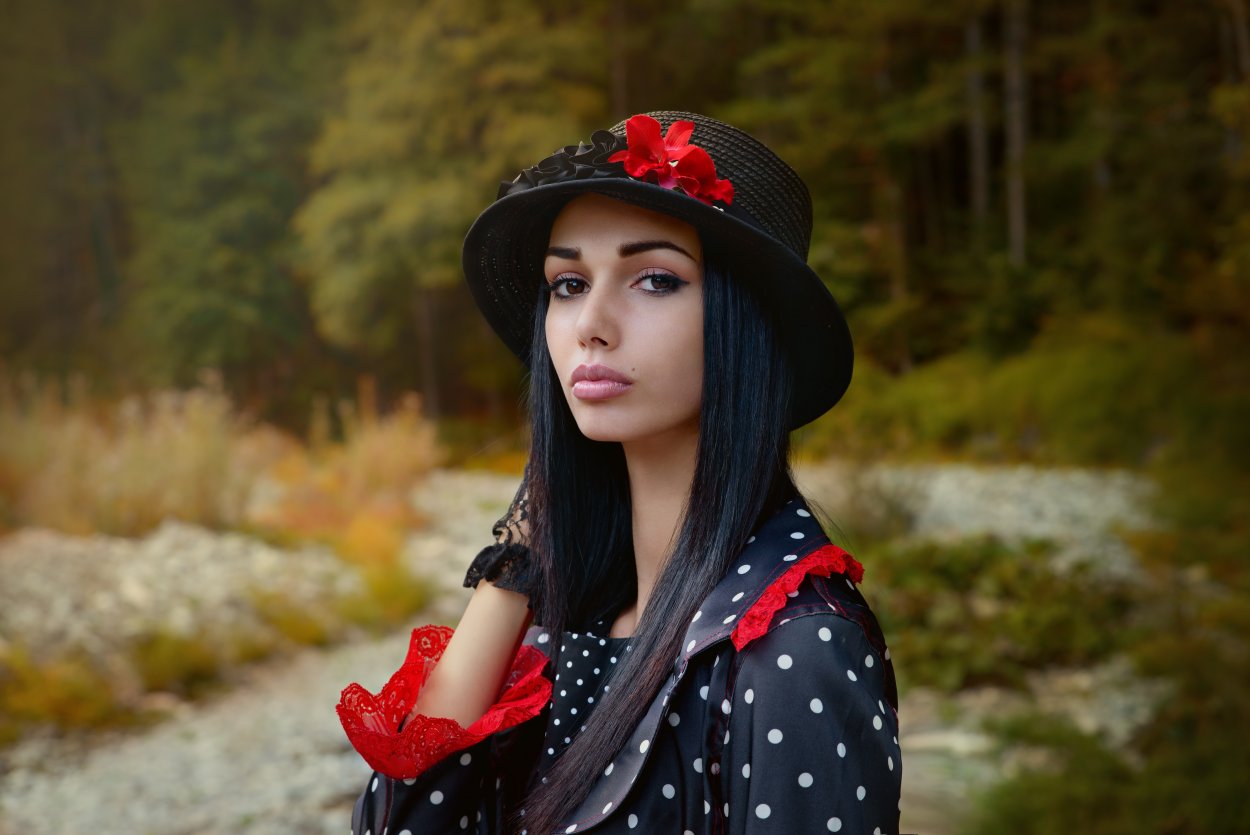Красивая брюнетка в шляпе
