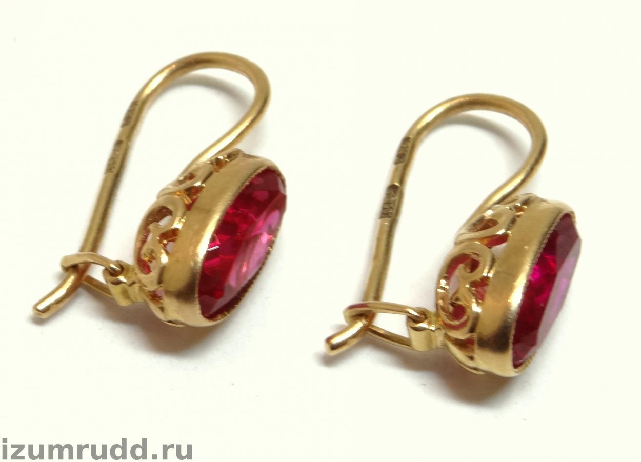 Серьги на девушке