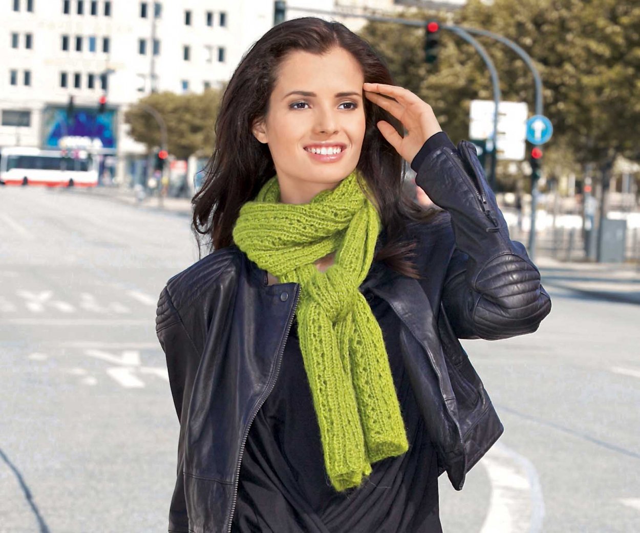 Зеленый вязаный шарф