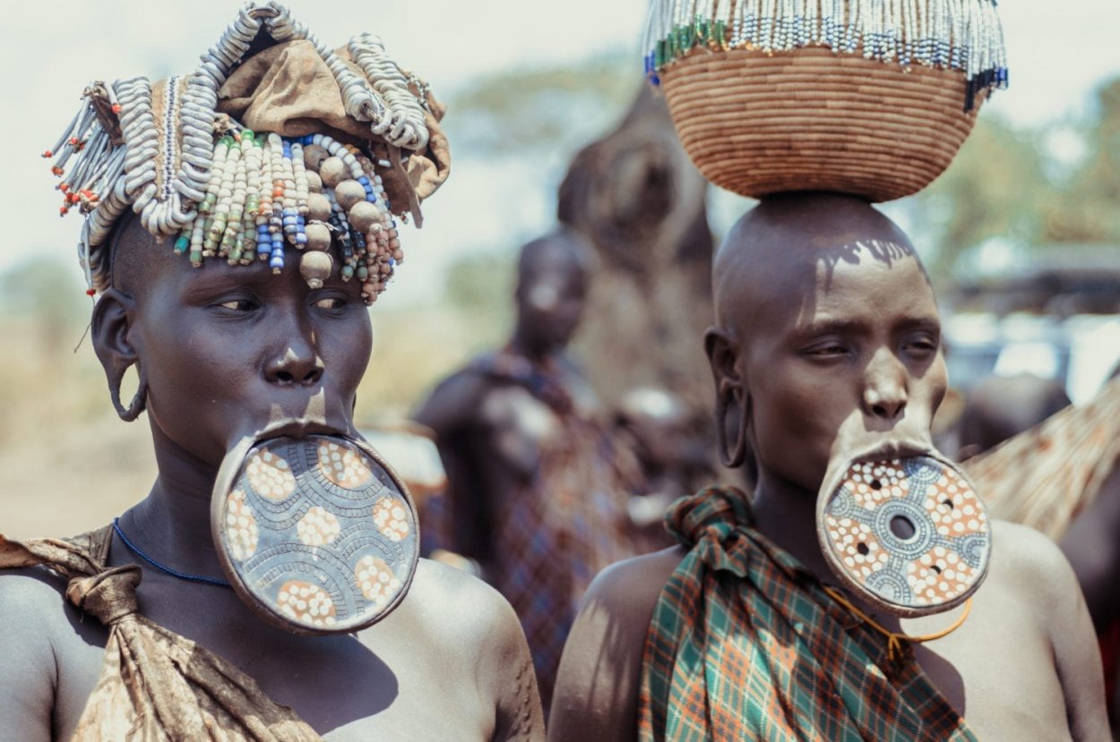 Африканские украшения тарелки в губе